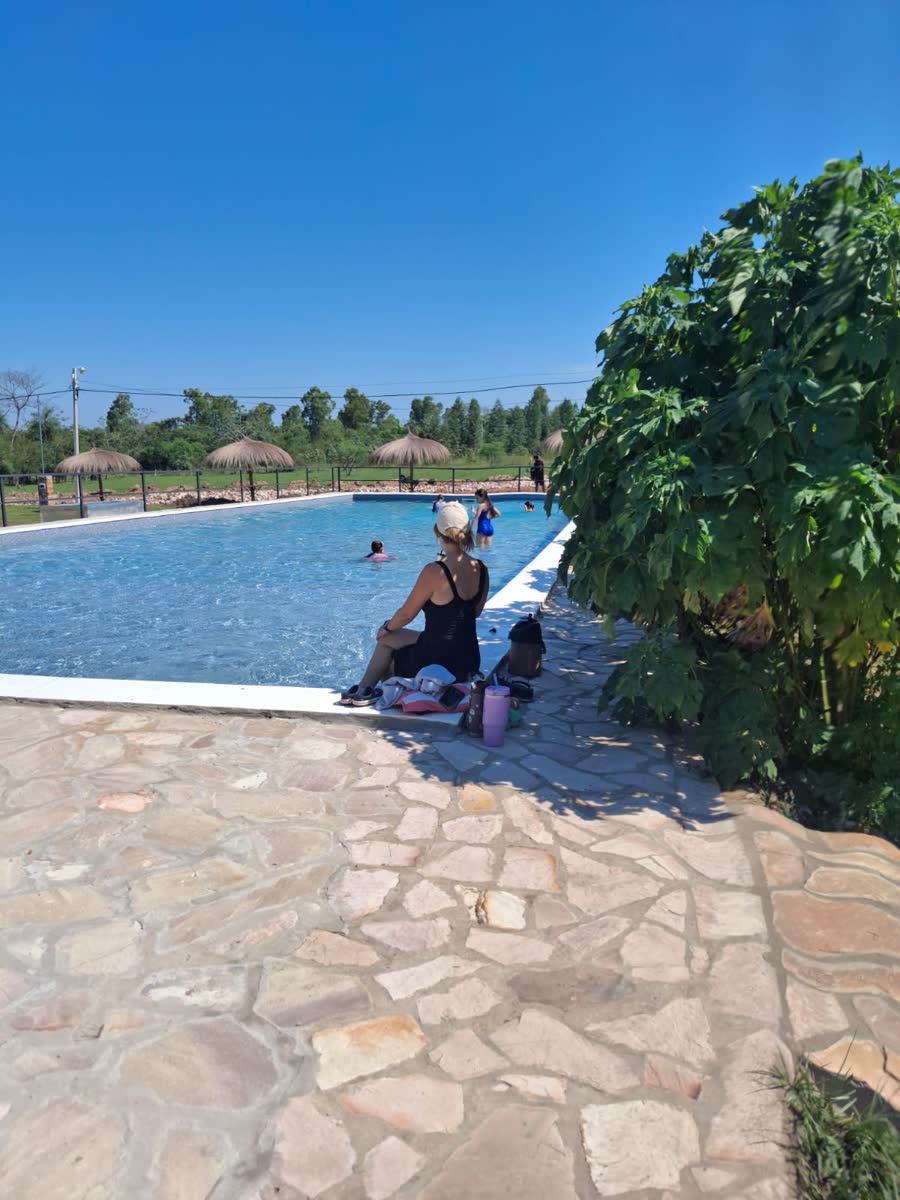 Piscina del barrio con familias
