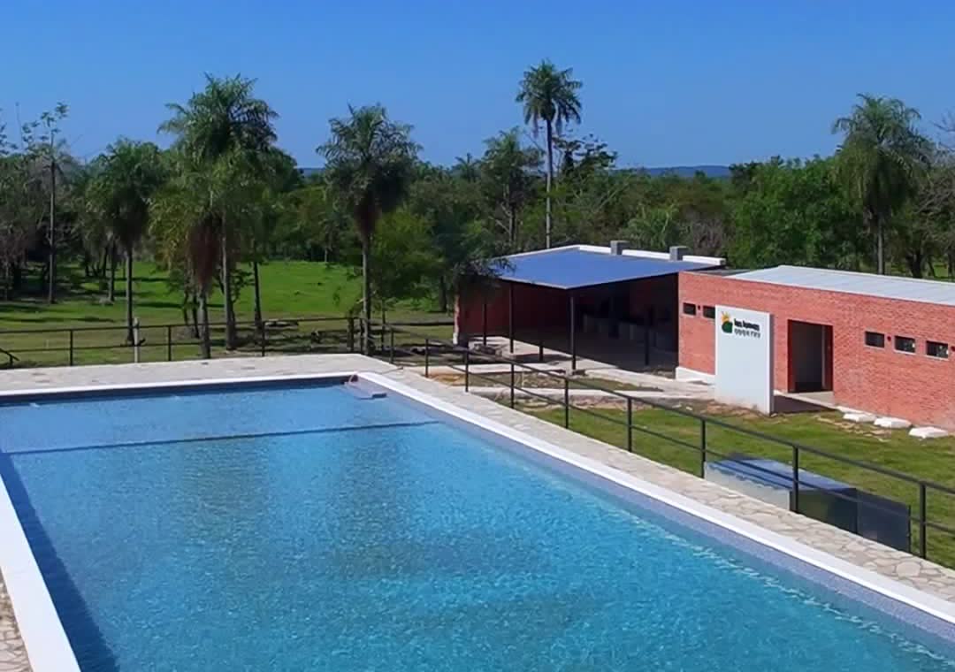 Piscina y vestuarios de Las Lomas Country vistos desde el aire